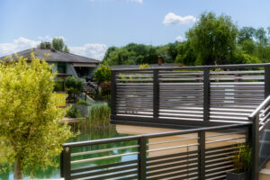 Alubalkon Barcelona mit Edelstahlstreben und Dreieckssprossen am See