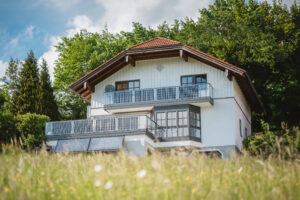 Hightech Balkongeländer mit PV-Modulen – Balkon Solaranlage mit Leeb