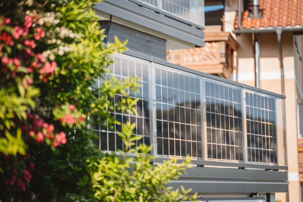 Vollintegrierte Solarmodule im Glasbalkon (Modell Vision)