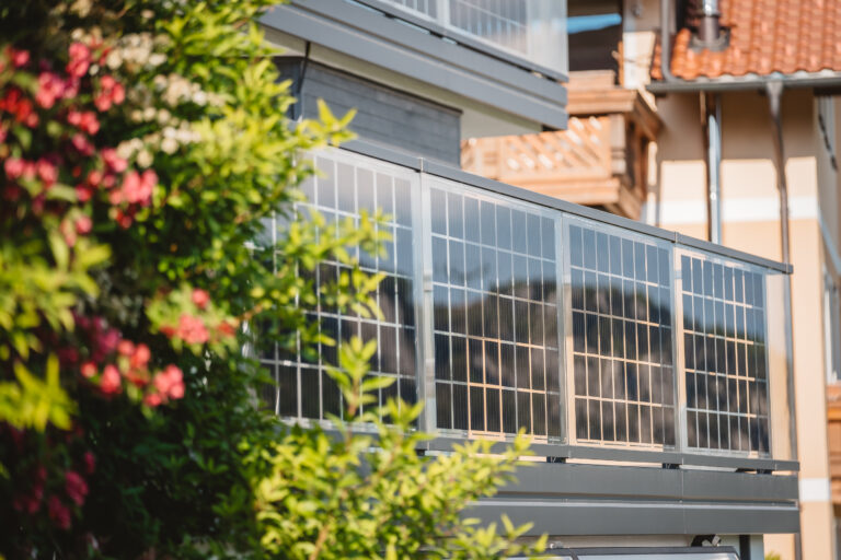Vollintegrierte Solarmodule im Glasbalkon (Modell Vision)