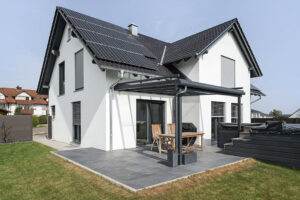 Modernes Einfamilienhaus mit Terrassenüberdachung
