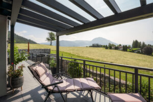 Überdachung Terrasse mit Toscana in transparenter Glaseindeckung und Alubalkon AL5 Milano