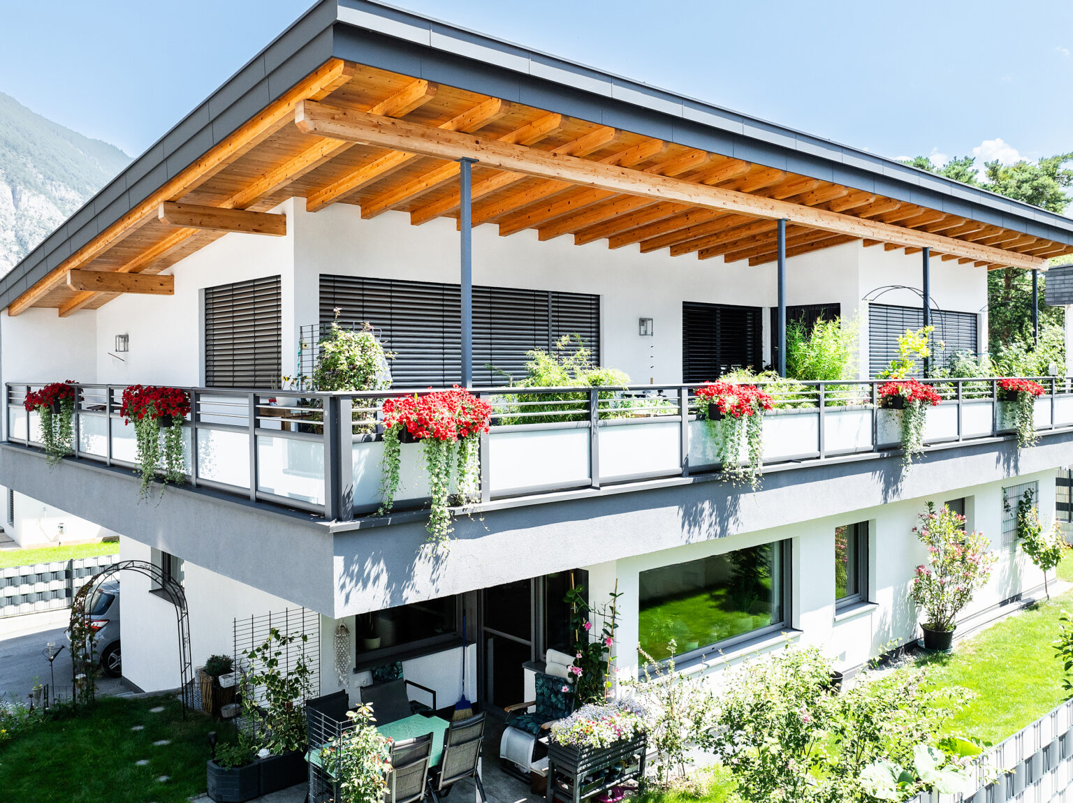 Alu Balkongeländer Vitro in Anthrazit mit mattweißem Glas, umlaufender Balkon für Einfamilienhaus