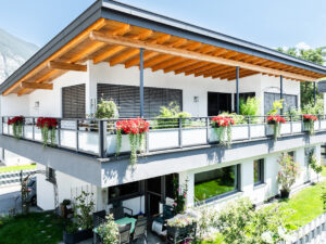 Alu Balkongeländer Vitro in Anthrazit mit mattweißem Glas, umlaufender Balkon für Einfamilienhaus