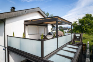 Terrassenüberdachung Toscana mit einer Aufdachmarkise und Balkongeländer Vital mit Stiegenaufgang