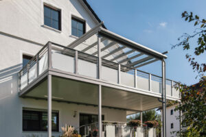 Balkonüberdachung - überdachter Anbaubalkon mit dem Überdachungsmodell Toscana