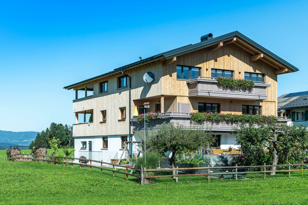 Alu Balkongeländer Vilshofen - Ansicht Balkone mit Blumenkasten