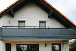 Rustikales Wohnhaus mit Alu Select Turin Balkongeländer