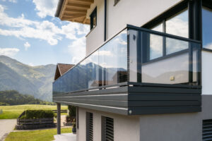 balkongelaender aus alu und glas vision und einer doppelblende