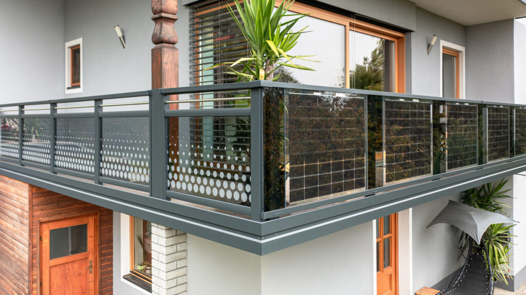 Kombination aus Balkongeländer Modell Ballina und Solarbalkon Optimus