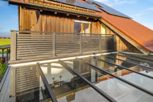 glasdach eines sommergartes mit balkon granada