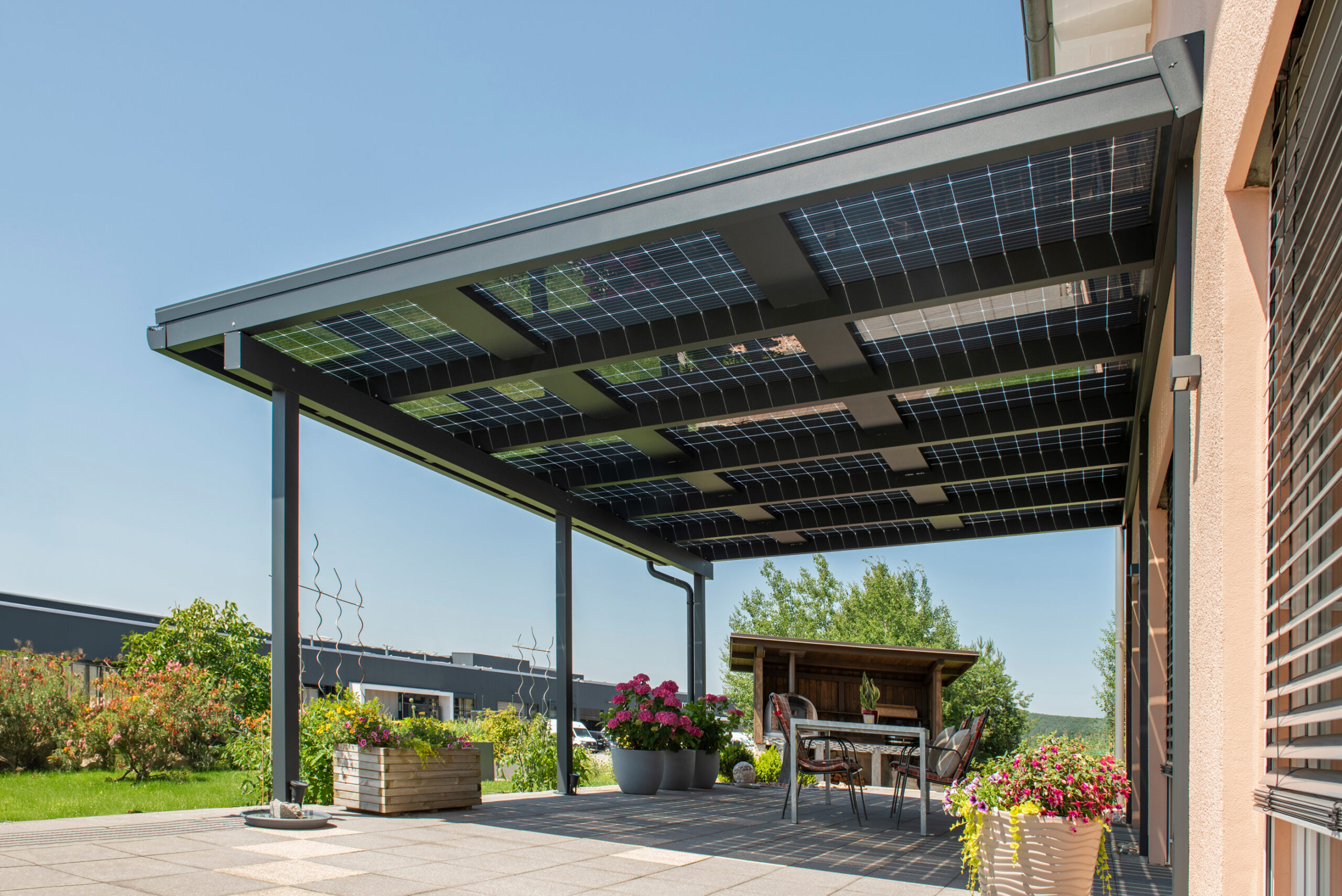 Solar-Terrassendach an der Hausmauer befestigt