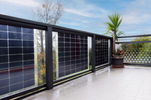 Kombination aus Balkongeländer Modell Ballina und Solarbalkon Optimus