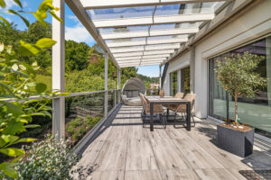Terrassenüberdachung in Kombination mit einem Anbaubalkon