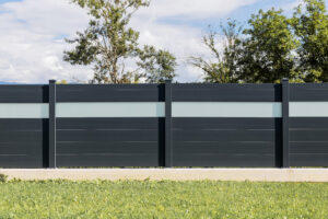 Blickdichter Aluzaun mit Glaseinsatz.