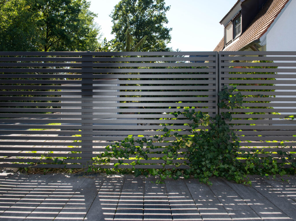 Zaun mit horizontalen Profilen - Balance zwischen Blickschutz und Lichtdurchlässigkeit