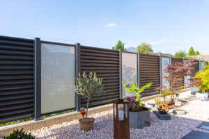 Moderner Zaun aus Aluminium mit Glaselementen