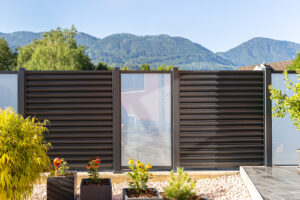 Zaun aus Aluminium und Glas