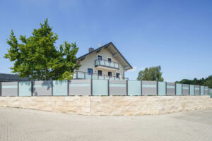 Perfekte Abstimmung zwischen Balkongeländer und Aluzaun mit Glaselementen.