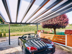 Porsche unter Alu-Carport