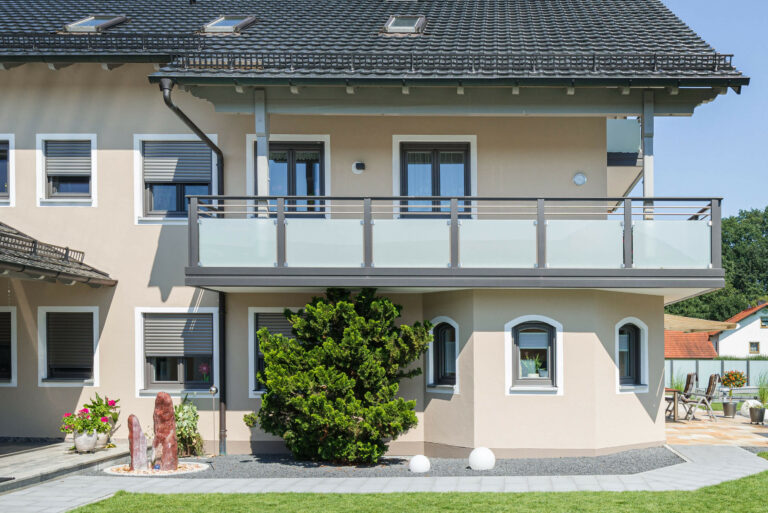 Ringhiera per balcone in alluminio con montanti in acciaio inox e tamponamento in vetro - Balcone in alluminio Alu Design Casa Linea