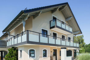 Neue Hausfassade mit modernem Glasbalkon