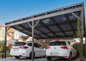 Ansicht eines Solarcarports mit zwei Autos von schräg vorne