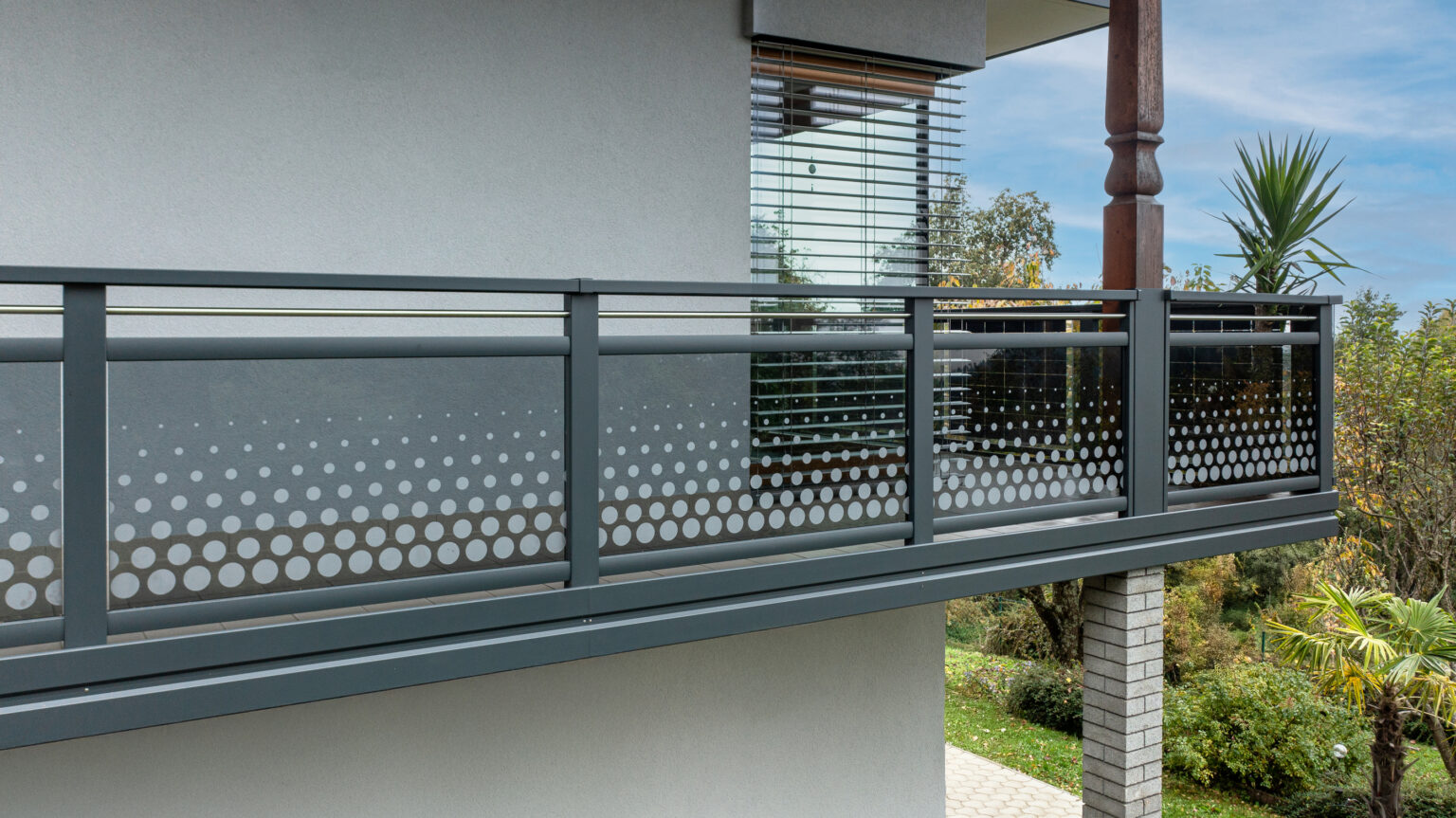 alubalkon ballina mit glas und kreismuster