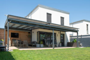 Toscana-Terrassenüberdachung mit mattweiser Glaseindeckung und Aufdachmarkise