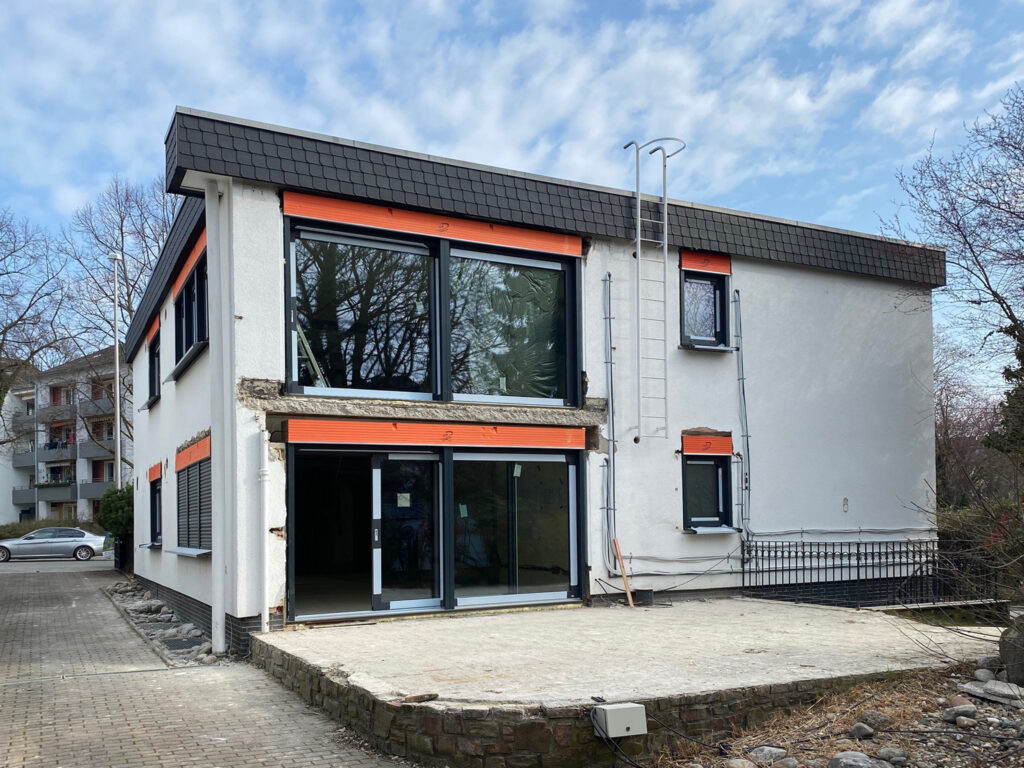 Anbaubalkon mit Sommergarten - Vorher