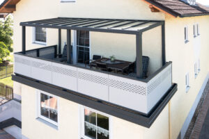 alu terrassenueberdachung amalfi mit transparentem glasdach und alubalkon handa