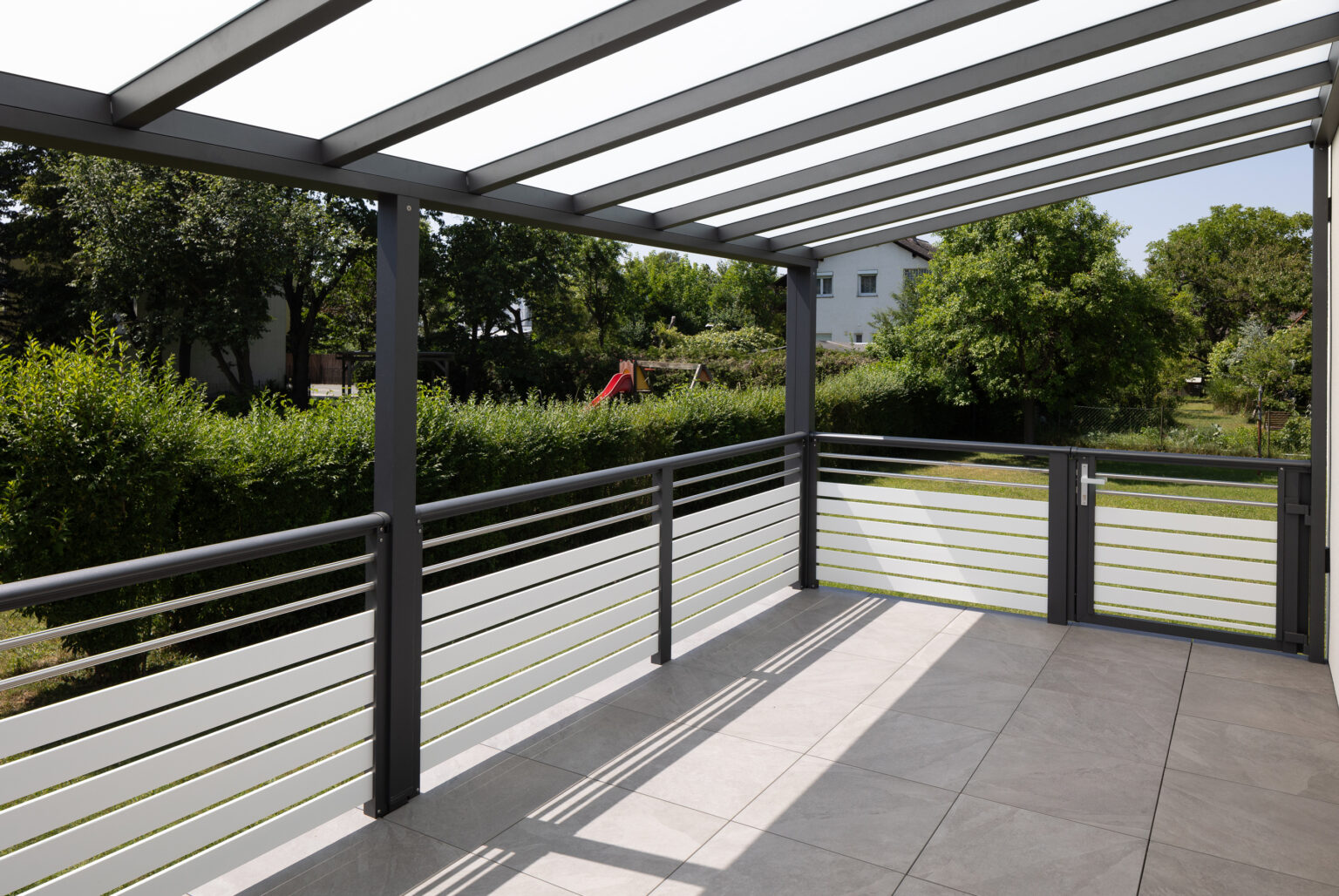 terrassenueberdachung amalfi mit balkongelaender madrid und einer gehtuer