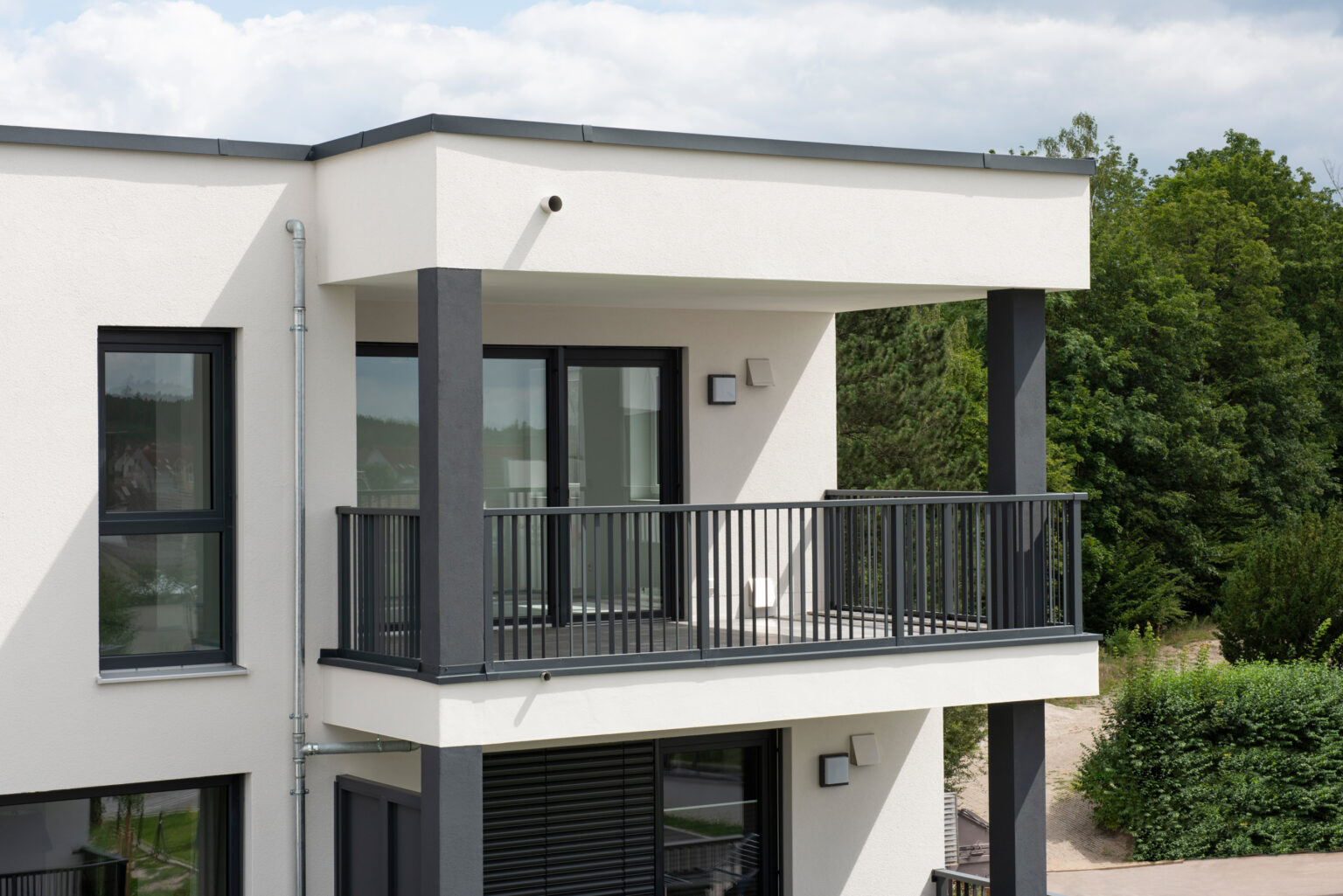 alubalkon lazio balkongelaender im vertikalen design