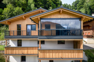 Alubalkon Lazio und Glasbalkon Vision Sonderanfertigung mit Glassschiebeelementen