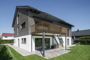 modernes Balkongelaender mit durchgehender horizontaler Sprossenoptik