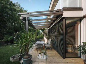 Überdachung der Terrasse aus Aluminium und Glas