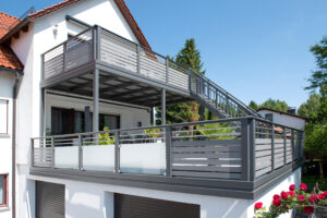 Anbaubalkon mit Stiege mit Modellen Madrid und Casa Linea aus Alu und Glas