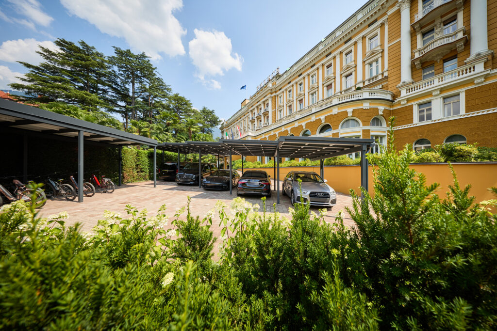 Hotel Palace mit Carports aus Aluminium von LeebBalkone Copyright Andreas Tauber Bearbeitung Leeb Balkone