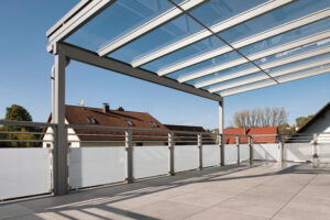 Anbaubalkon mit Überdachung und beigem Feinsteinzeugboden