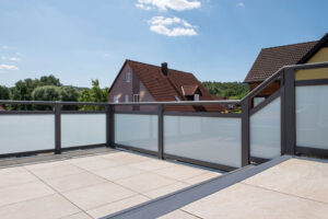 Anbaubalkon mit Feinsteinzeugboden in beige
